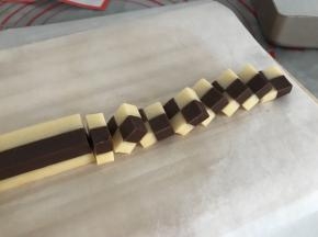 这时，预热烤箱180度上下火5-8分钟
定型后，拿出来切片