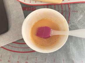 另外准备一点蛋液做粘合剂