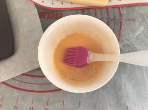 另外准备一点蛋液做粘合剂