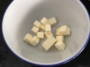 黄油（2份各80g分开装碗）提前室温软化