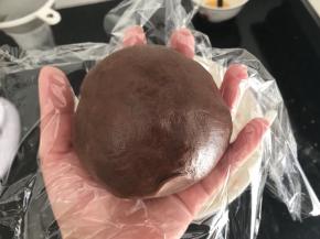 啡色部分如上同样操作（10g可可粉和140g低粉提前混合均匀过筛备用）
揉成面团后包上保鲜膜放入冰箱冷藏半小时