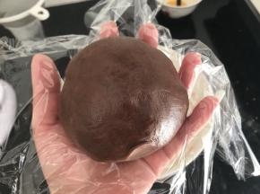 啡色部分如上同样操作（10g可可粉和140g低粉提前混合均匀过筛备用）
揉成面团后包上保鲜膜放入冰箱冷藏半小时