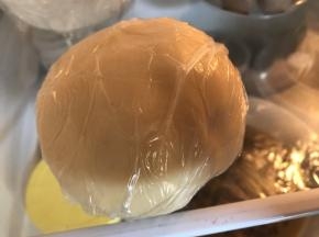 包上保鲜膜放入冰箱冷藏半小时