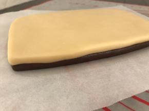 然后把原色部分盖在啡色的上面，轻轻压实贴合，放入冰箱冷冻20-30分钟
记住这里是“冷冻”！！