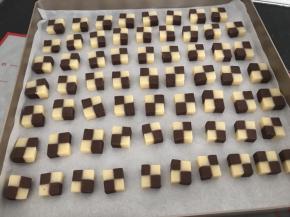 摆放烤盘里，送入烤箱180度上下火中层烤约12分钟，边缘微微黄就可以了
时间温度可视实际情况适当调整！
这个方子，烤了2盘的，成品约500g饼干！大家参考适量做哟！