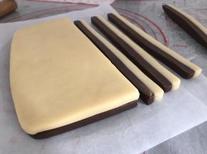 冷冻好后，切成厚度相等的长条状