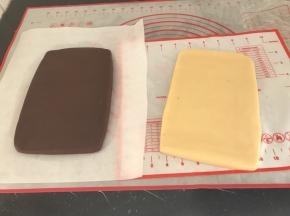 冷藏过后分别擀成同样大小的饼，我这差不多是20x13cm