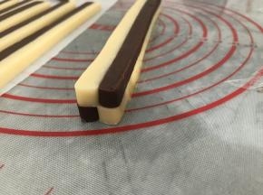 把另一条贴上去，注意颜色交错粘合哟