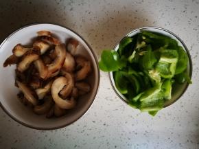 泡好的花菇和青椒切片