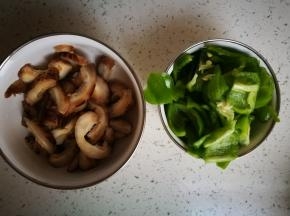 泡好的花菇和青椒切片