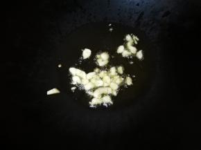 锅烧热，倒入油，放入蒜粒炒香