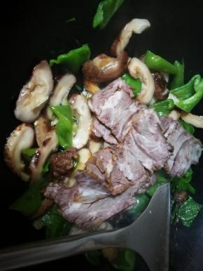 花菇炒香后倒入牛肉片
