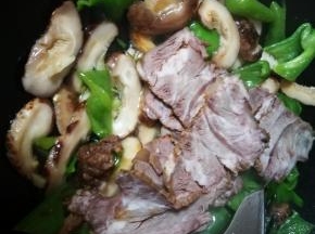 花菇炒香后倒入牛肉片