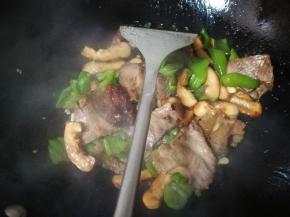 翻炒几分钟，倒入生抽，豆瓣酱炒匀