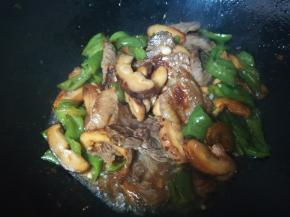 炒匀后加入盐，加点开水，盖盖焖几十秒，可以起锅了