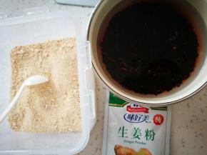 提前一晚泡好的洋县黑米，人参粉我是自己用整棵打的，没那么细。忘了买生姜，所以用了纯生姜粉