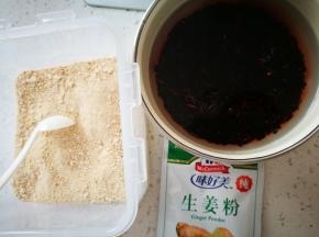 提前一晚泡好的洋县黑米，人参粉我是自己用整棵打的，没那么细。忘了买生姜，所以用了纯生姜粉