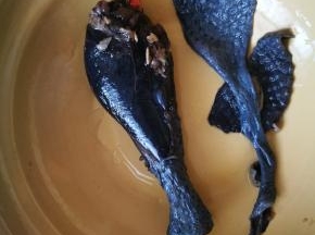 鸡块全部去鸡皮，如图这样，鸡皮里含大量胆固醇，去皮后熬汤，很多人都可以食用