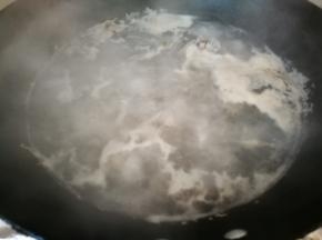 鸡块洗净，冷水下锅，水开后，煮几分钟，捞出