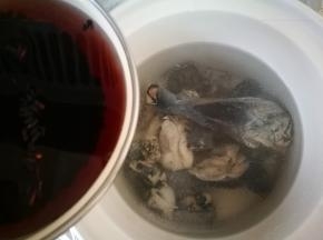 烧开水，倒入电炖锅的内胆中，趁热将淖过水的乌鸡放入，连同黑米和泡黑米的水到进去