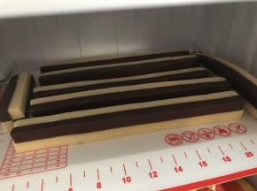 全部粘合好，再次送入冰箱冷冻20-30分钟定型