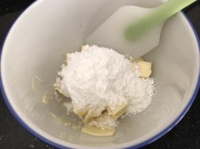 软化后的黄油碗里加入糖粉