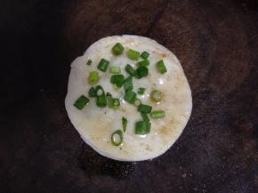 刷上油，撒香葱