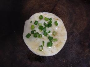 刷上油，撒香葱