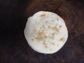 再盖上一片饺子皮撒少许椒盐