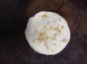 再盖上一片饺子皮撒少许椒盐