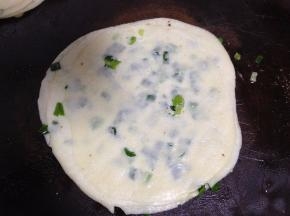 再将饺子皮擀大