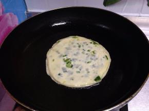 不沾锅加少许油放入饼坯
