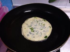 不沾锅加少许油放入饼坯