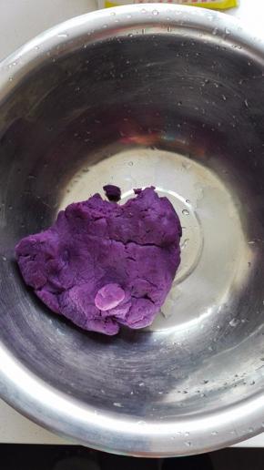 紫薯蒸熟，趁热去皮捣成泥，比较干