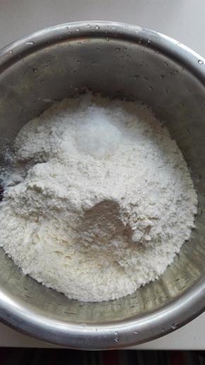 紫薯凉后放入面粉、白糖