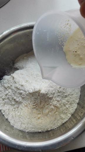 酵母先用少量清水融化，倒进面粉里