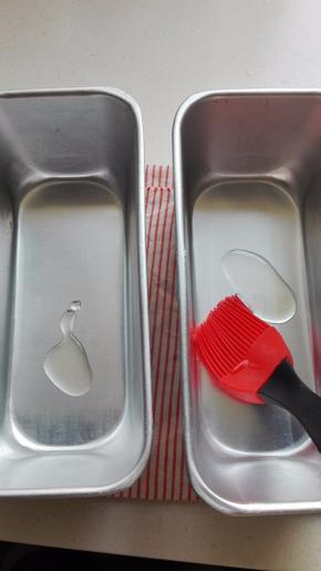 用2个蛋糕模具，里面刷少许的油