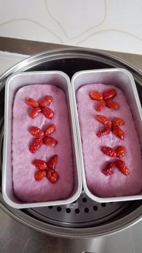 面团表面摆上少许的红枣，凉水入锅，小火开始，开锅后转中大火