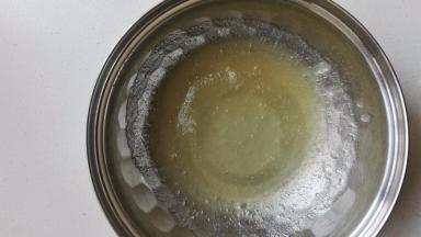 用筷子搅匀至融化待用