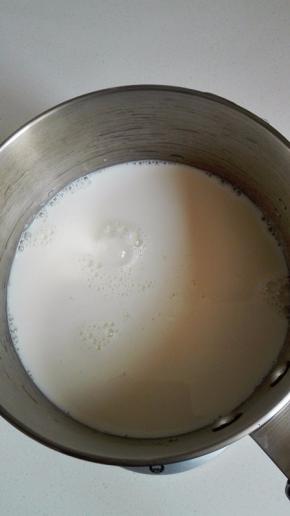 奶锅先用清水打湿，放入牛奶、细砂糖