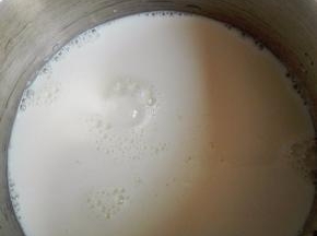 奶锅先用清水打湿，放入牛奶、细砂糖