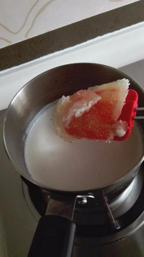 煮至牛奶锅边开始冒泡时，关火，放入浸泡后的鱼胶粉