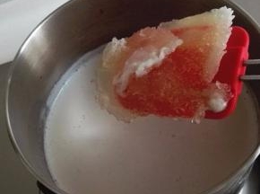 煮至牛奶锅边开始冒泡时，关火，放入浸泡后的鱼胶粉