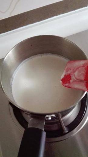 小火加热，边加热边搅拌