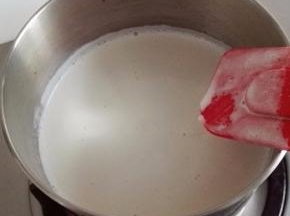 小火加热，边加热边搅拌