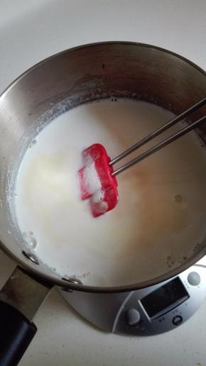 用刮刀搅拌至融化