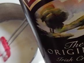 倒入百利甜酒搅匀