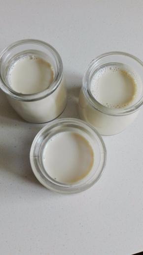 搅匀后的牛奶倒入布丁瓶里，用3个150ml的布丁瓶，余下一点倒入蛋挞模具里