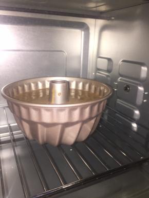 放入预热好的烤箱160度烤25-30分钟，犯错了，前面没有试，二个模具不能同时放入烤箱，只能分开烤，咕咕模烤了30分钟，甜甜圈模具150度20分钟有点过了，下次调低一点