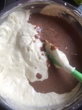 巧克力糊放入面糊一边，用切拌和翻拌的手法搅拌均匀